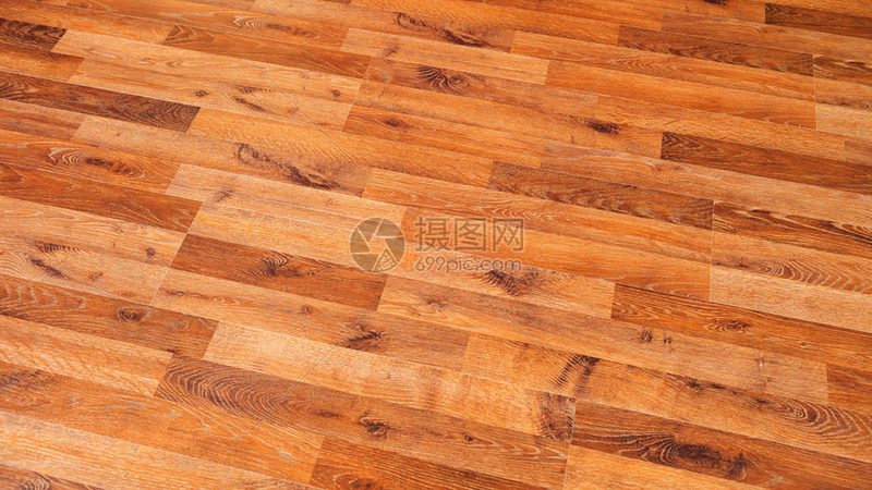 地板装完才发现不平，问题出在验收这一步